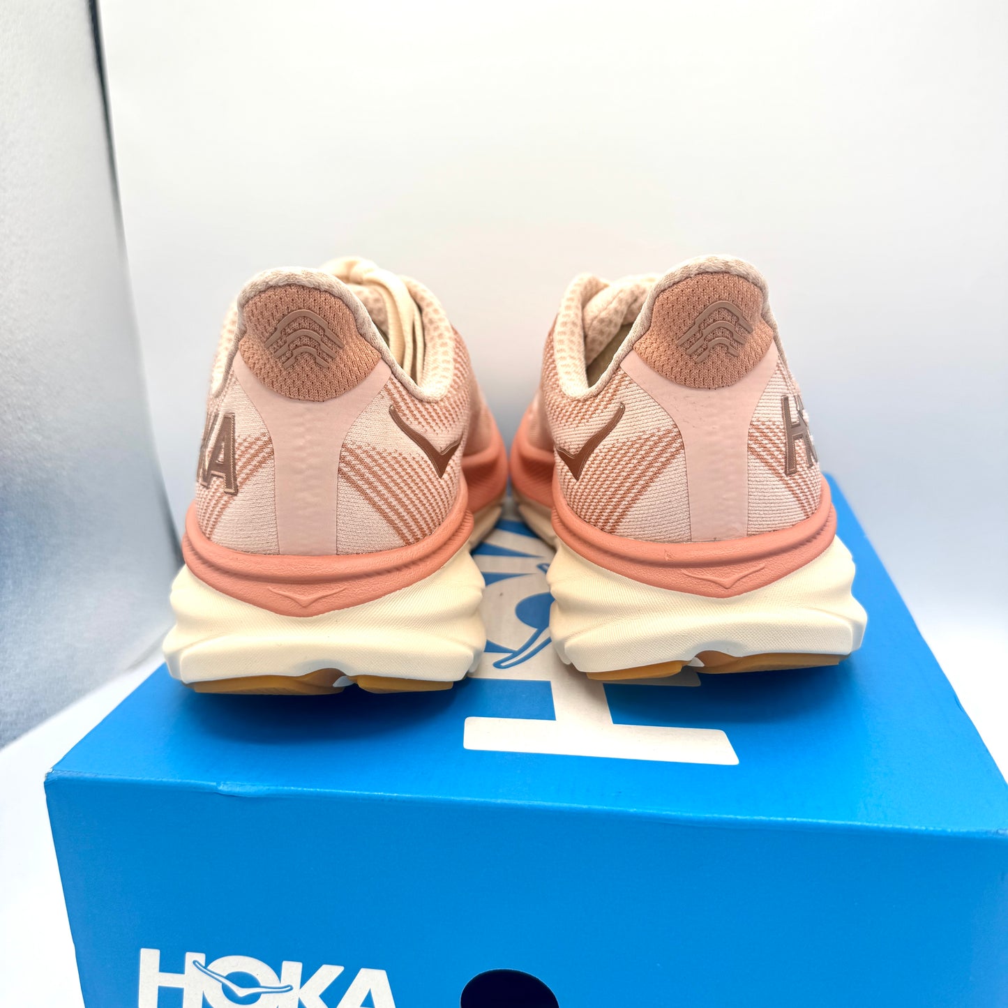 Hoka Clifton 9 Women’s Running Shoes in Sandstone / Cream