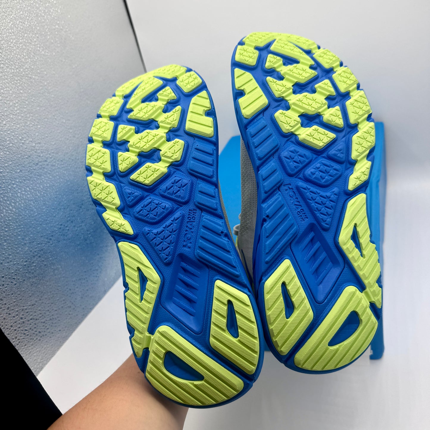 Hoka Arahi 7 Men’s Running Shoes in Stardust Electric Cobalt