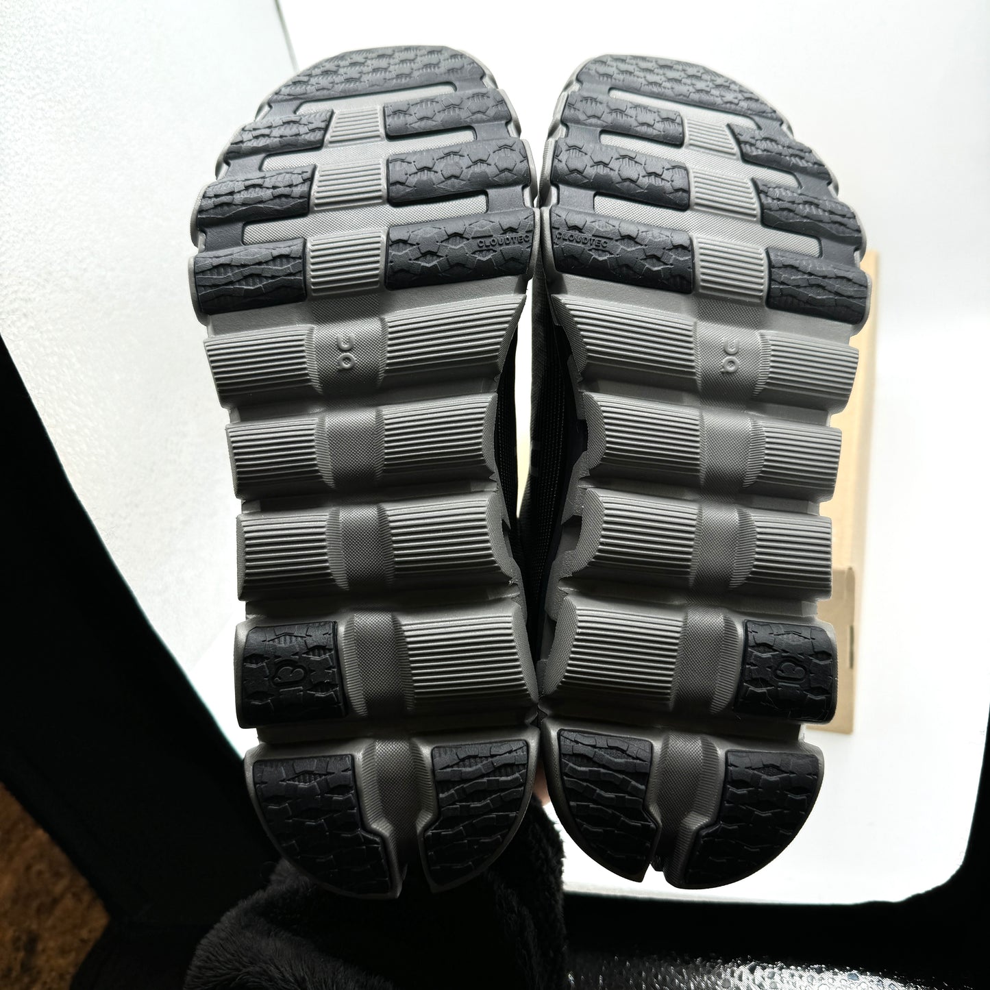 On Cloudflow 4 Z5 Running Shoes Athletic Black / White / Pearl — Men’s