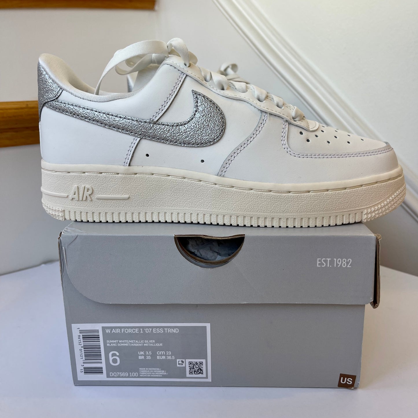 Nike Women’s Air Force 1 ‘07 ES TRND - summit white , metallic silver