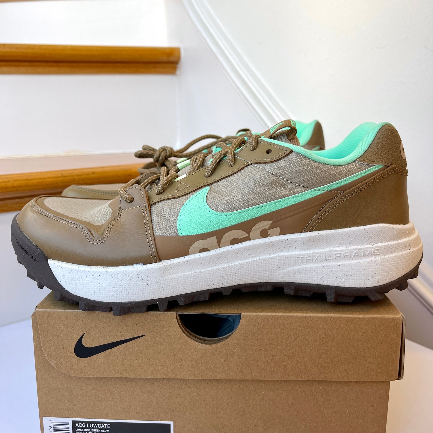 Nike ACG Lowcate Athletic Trail Shoes Unisex Green / Brown