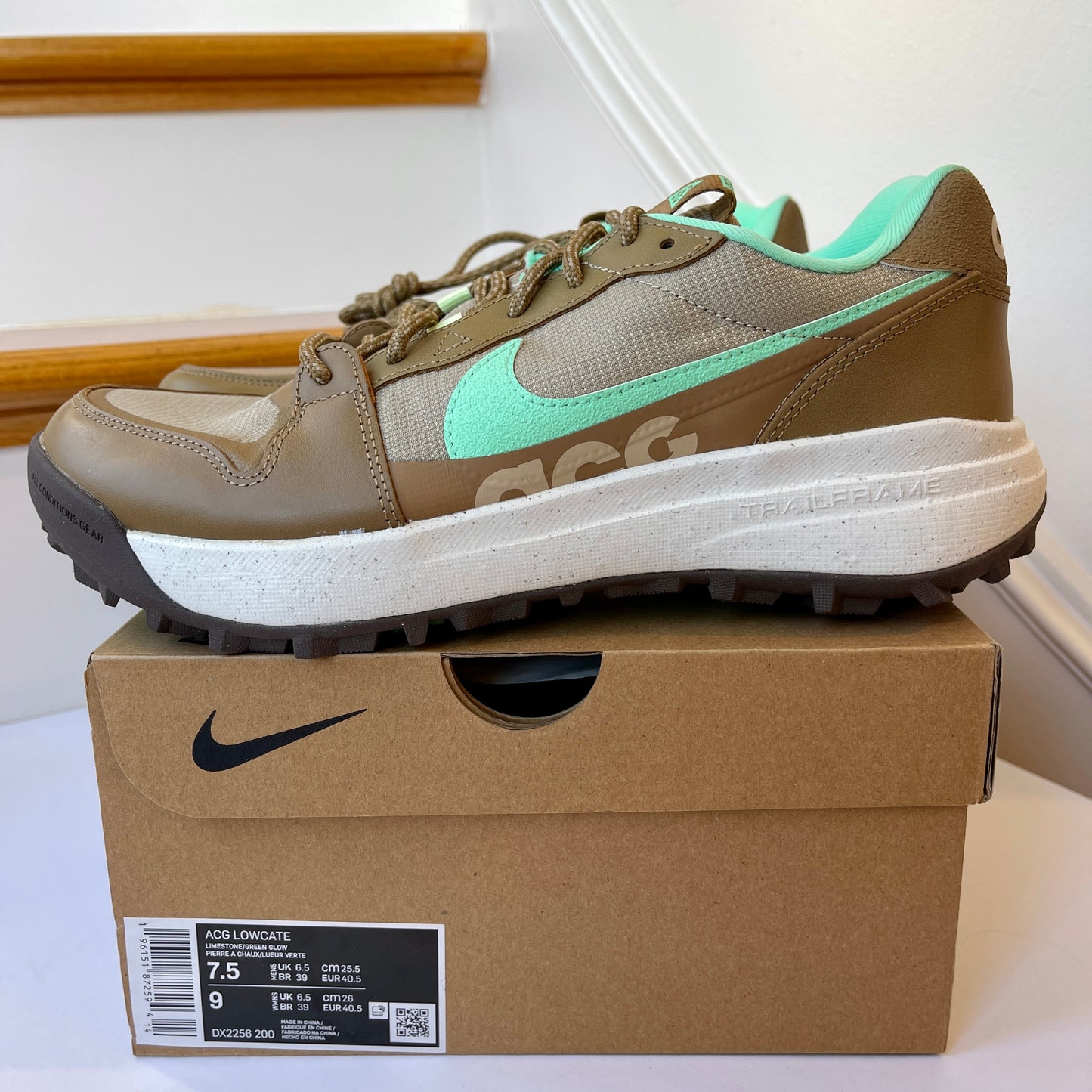 Nike ACG Lowcate Athletic Trail Shoes Unisex Green / Brown