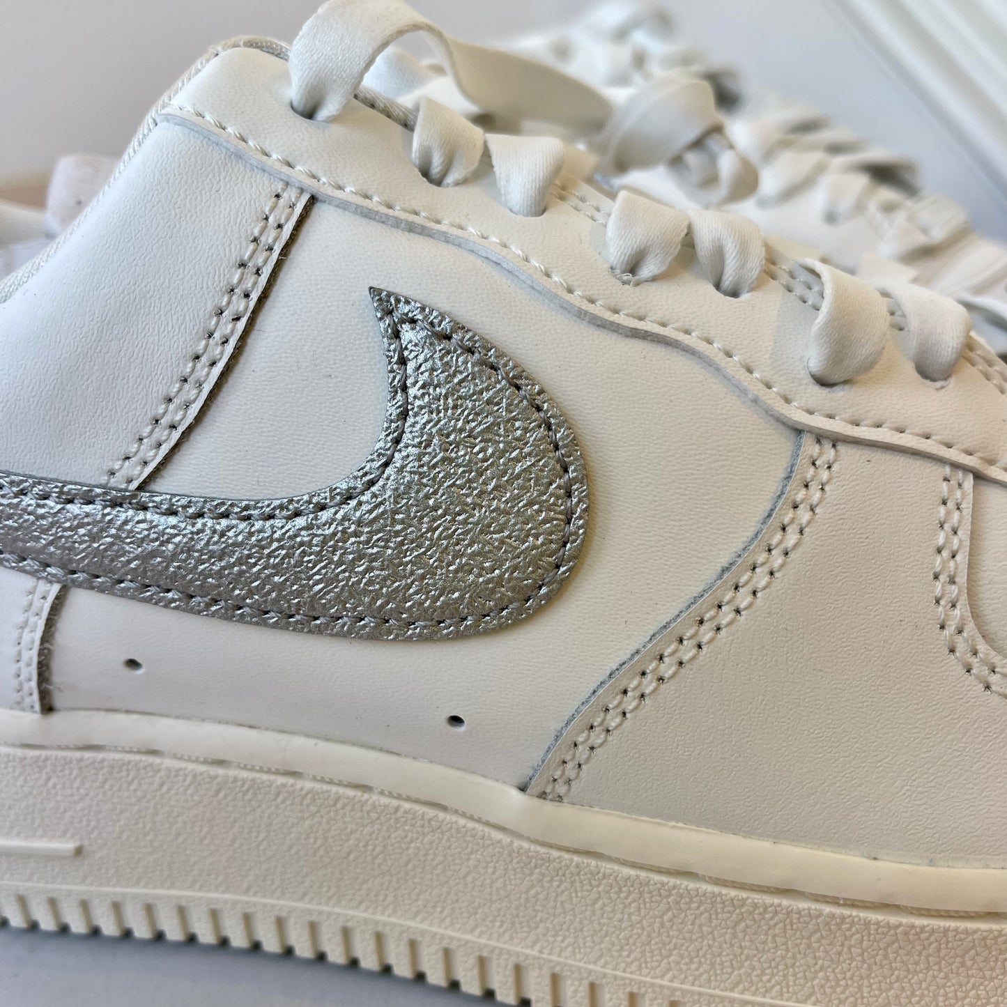 Nike Women’s Air Force 1 ‘07 ES TRND - summit white , metallic silver