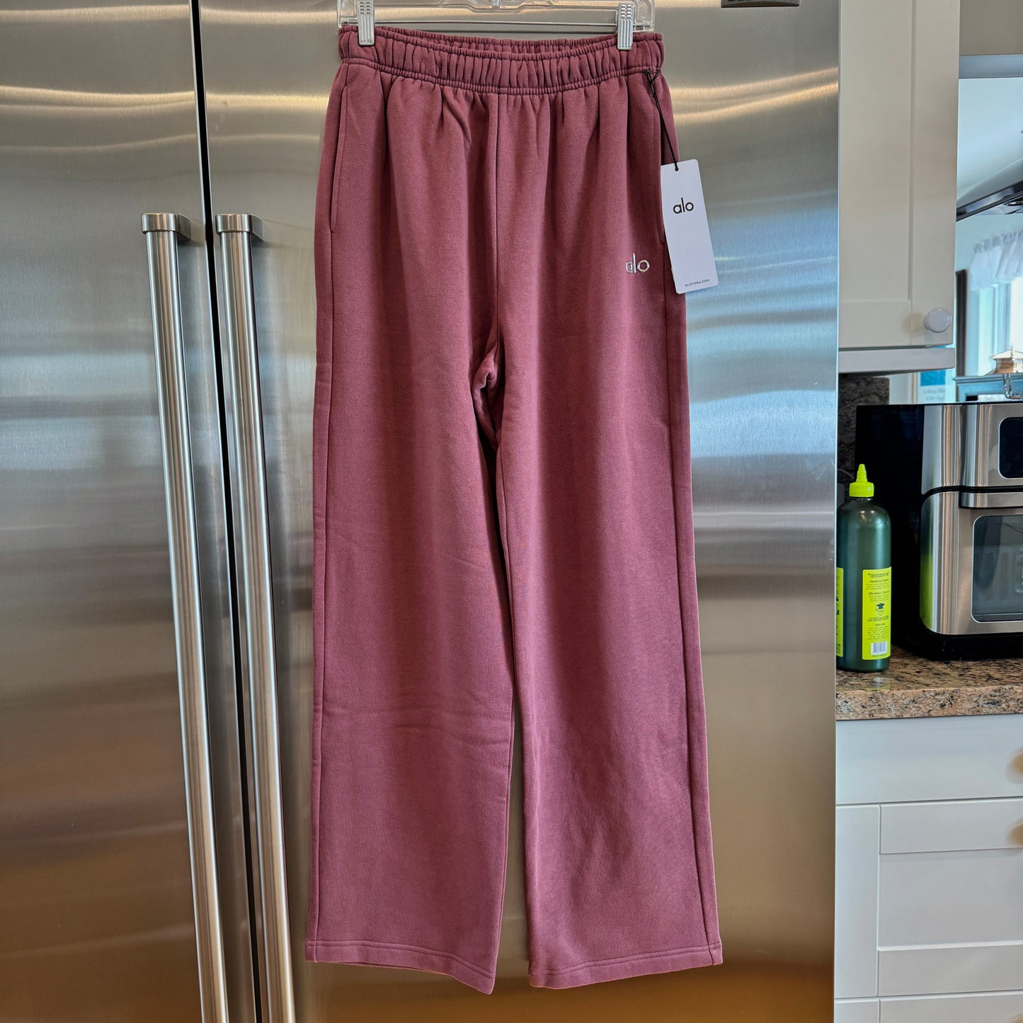 Alo Yoga Accolade Sweatpants Straight Leg in Burgundy Truffle