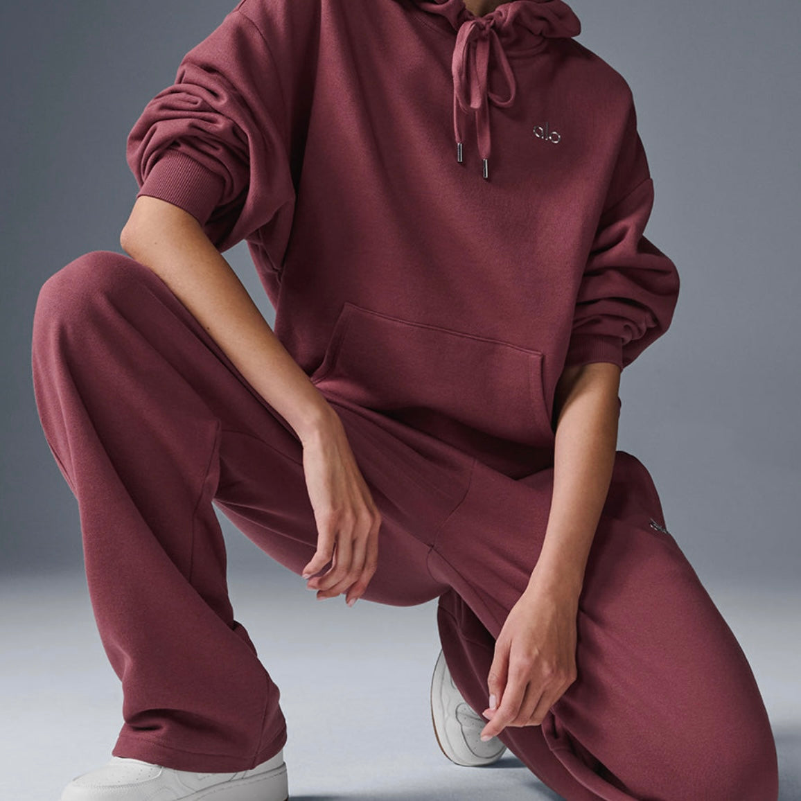 Alo Yoga Accolade Sweatpants Straight Leg in Burgundy Truffle