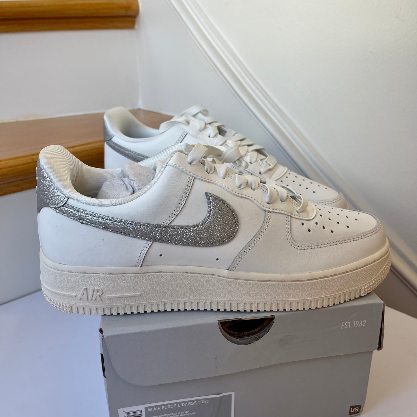 Nike Women’s Air Force 1 ‘07 ES TRND - summit white , metallic silver