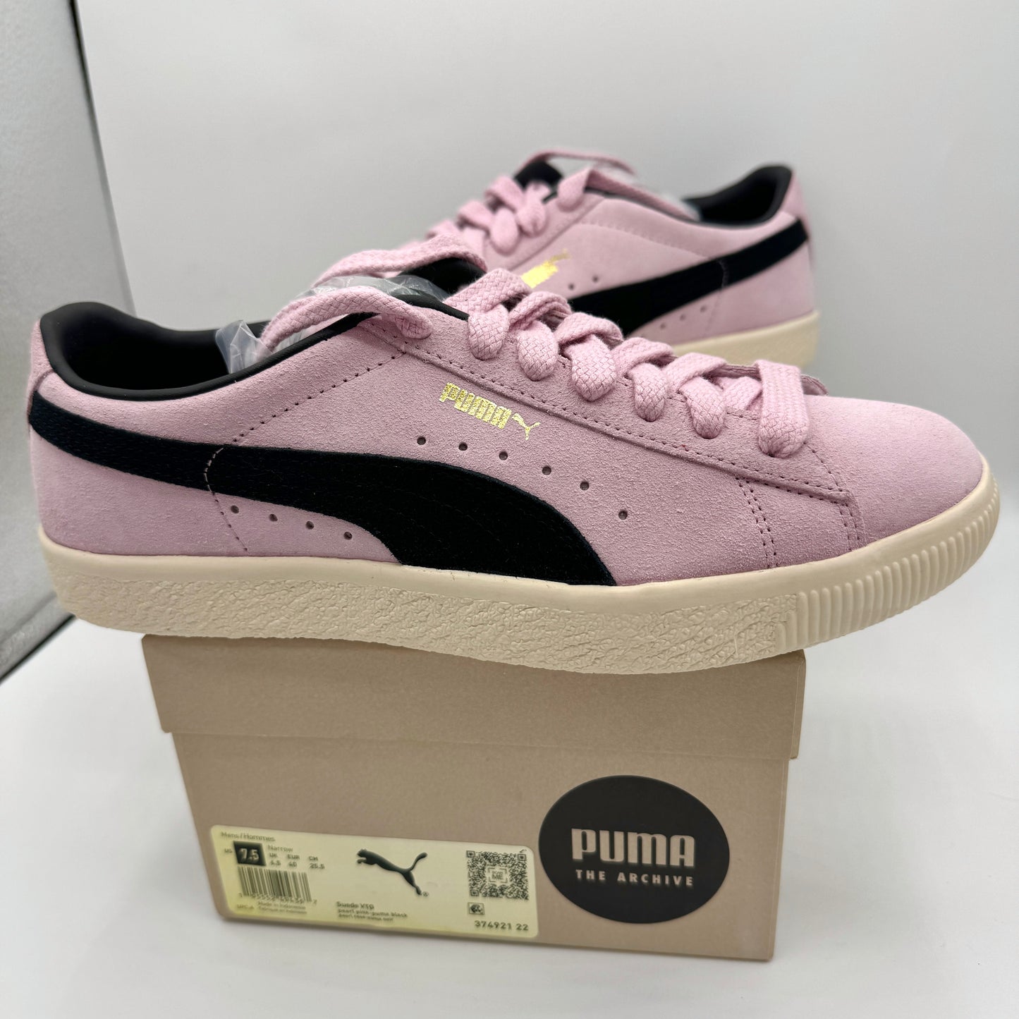 Puma Suede VTG Textured Leather Sneakers , extra laces , pearl pink black