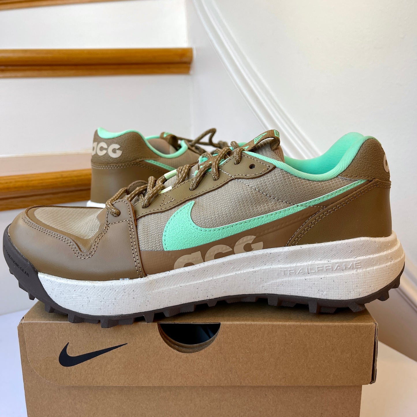 Nike ACG Lowcate Athletic Trail Shoes Unisex Green / Brown