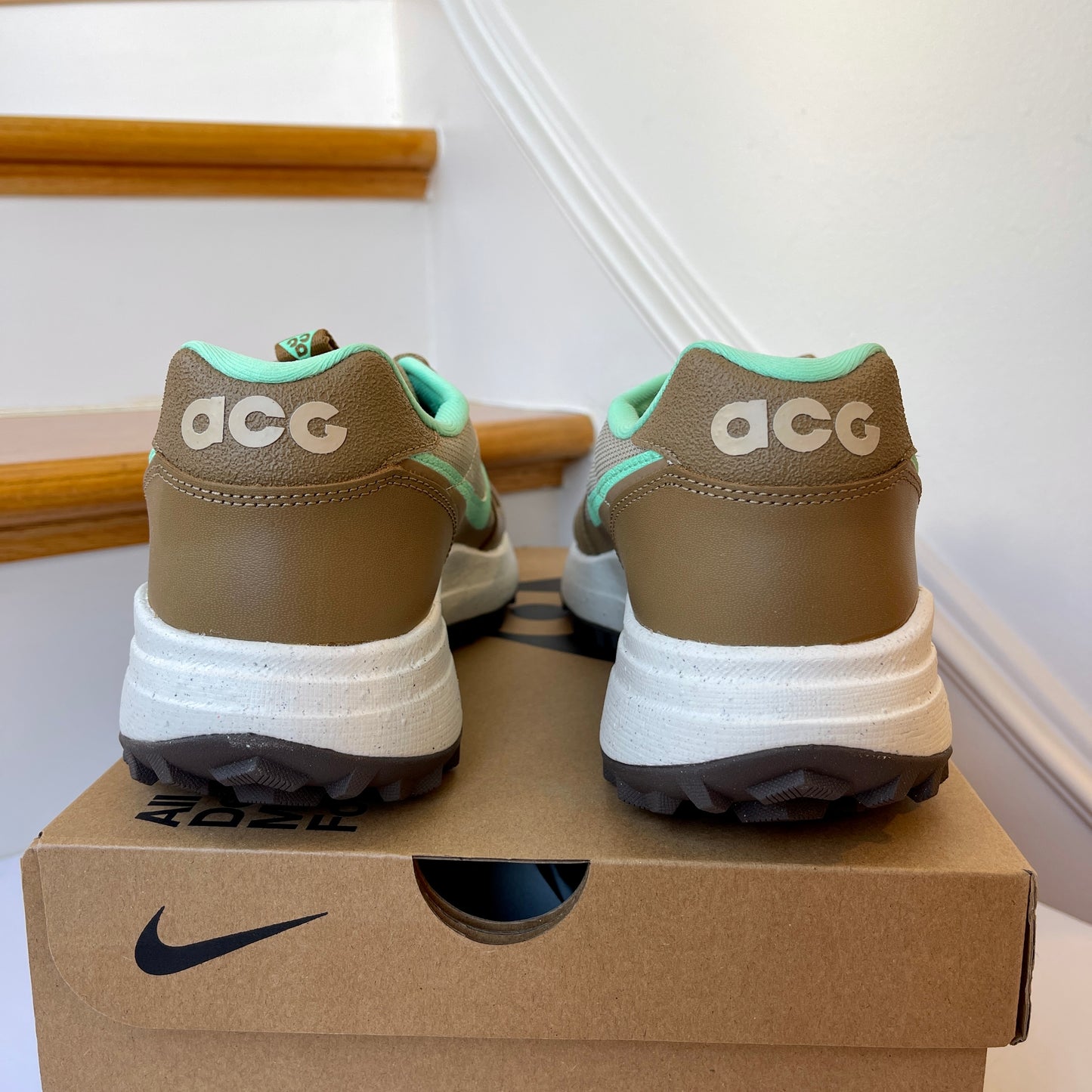 Nike ACG Lowcate Athletic Trail Shoes Unisex Green / Brown