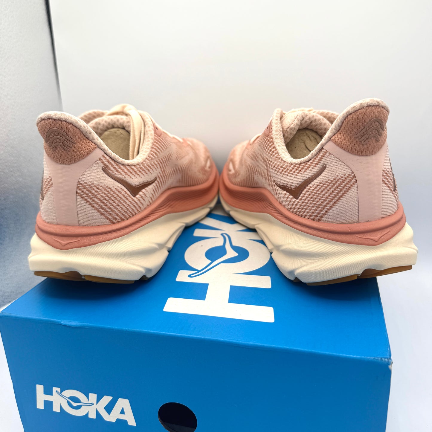 Hoka Clifton 9 Women’s Running Shoes in Sandstone / Cream