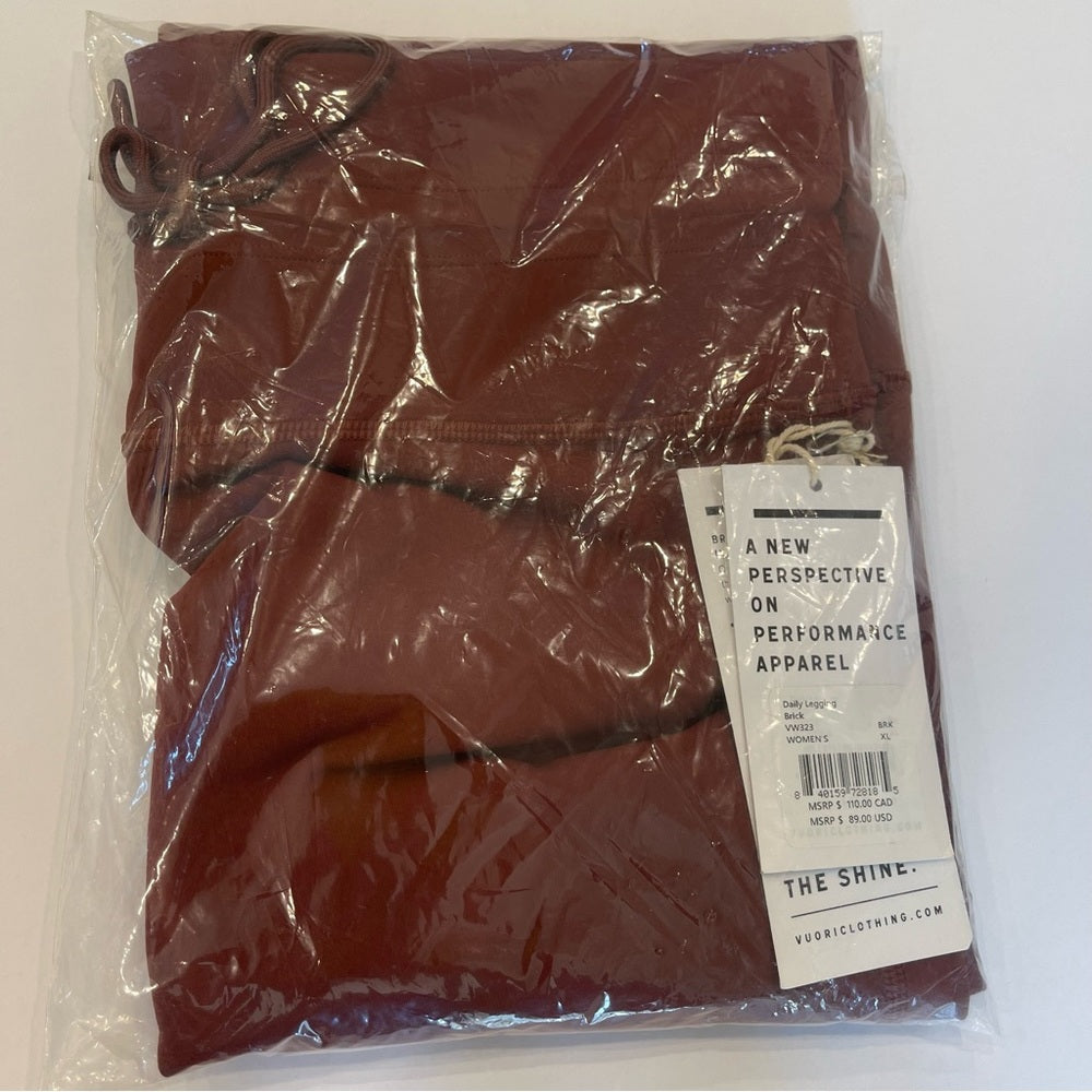 Vuori Daily Legging in Brick / Maroon size XL