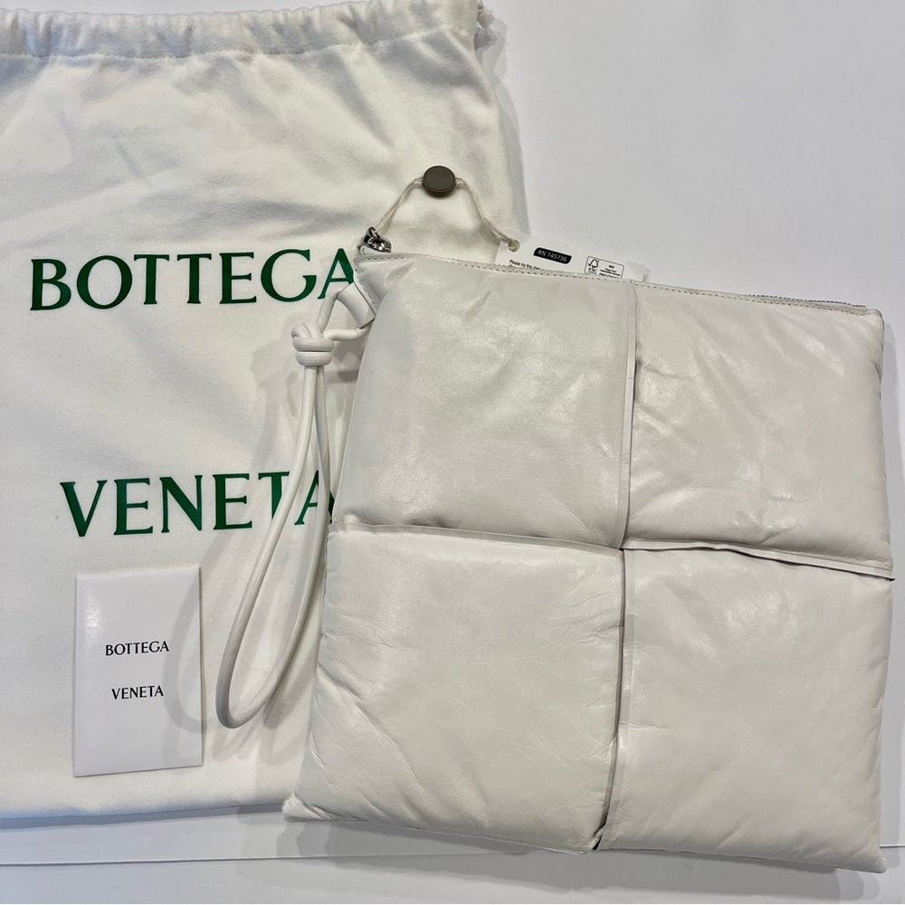 Bottega Veneta Padded Wristlet Pouch , Maxi Intrecciato Leather white