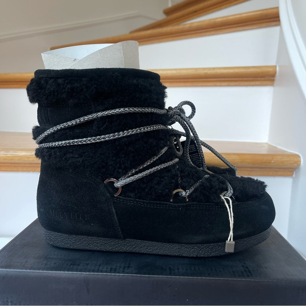 Moon Boot Women’s Far Side Low in Black / Nero suede with Shearling