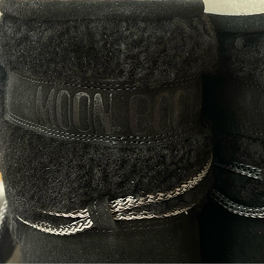 Moon Boot Women’s Far Side Low in Black / Nero suede with Shearling