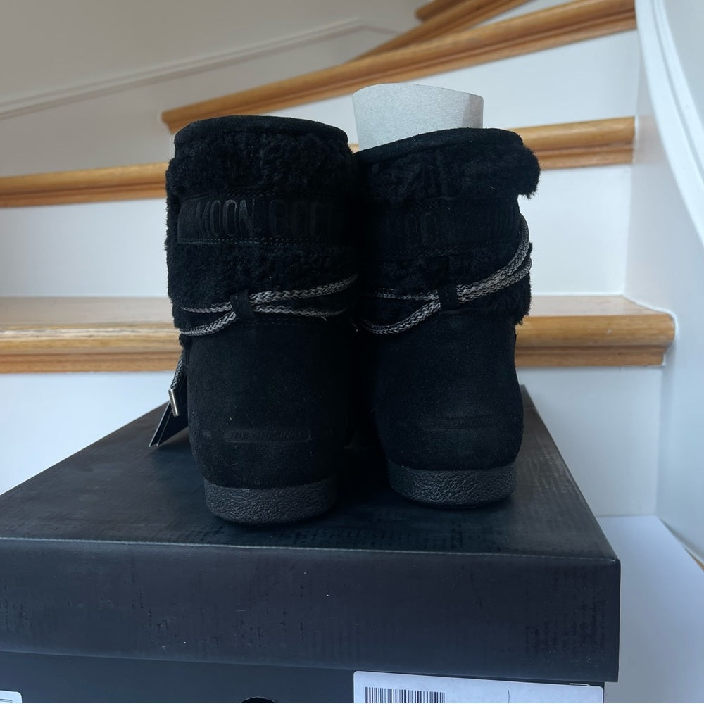 Moon Boot Women’s Far Side Low in Black / Nero suede with Shearling